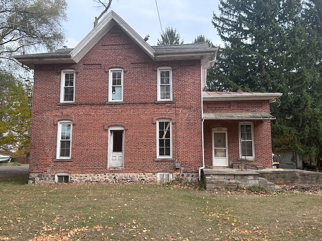 view of front of home with a front lawn