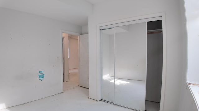 unfurnished bedroom featuring a closet