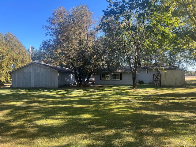 view of yard featuring a storage unit