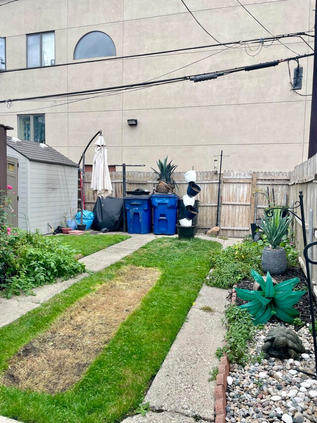 view of yard with a shed