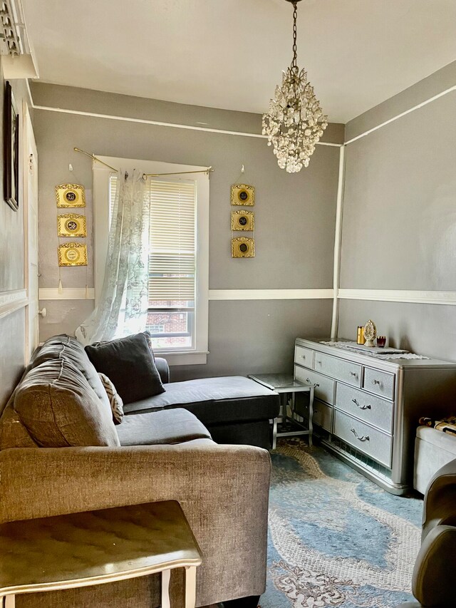 sitting room with a notable chandelier