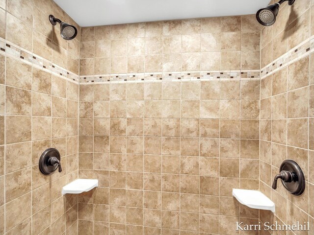 bathroom featuring a tile shower