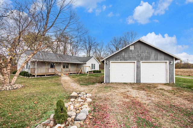 view of front of house featuring a front yard