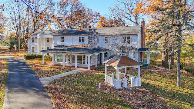 view of front facade featuring a front lawn and covered porch