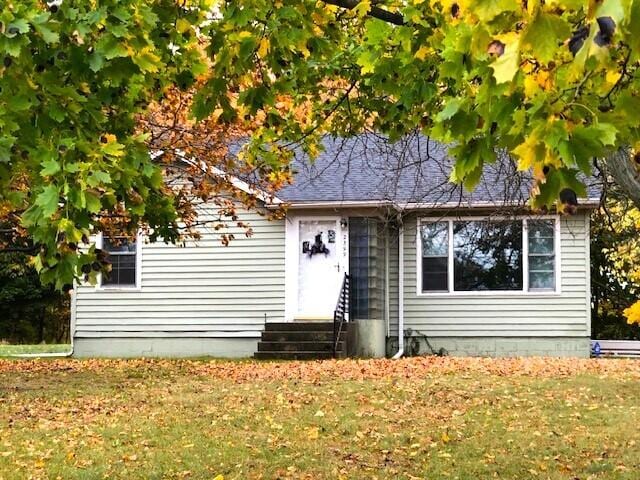 view of front of home featuring a front lawn