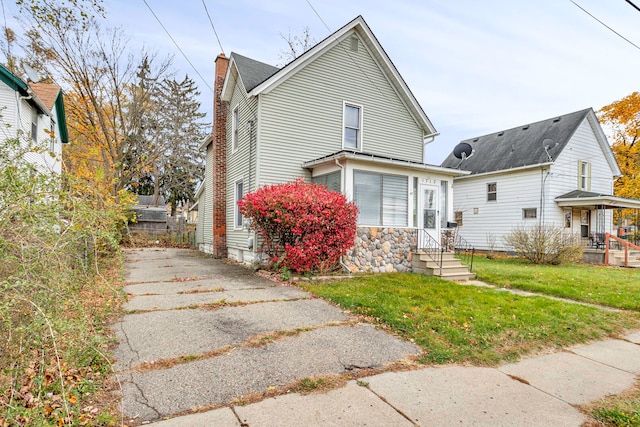 view of front of house with a front lawn