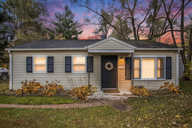 view of front of property featuring a yard