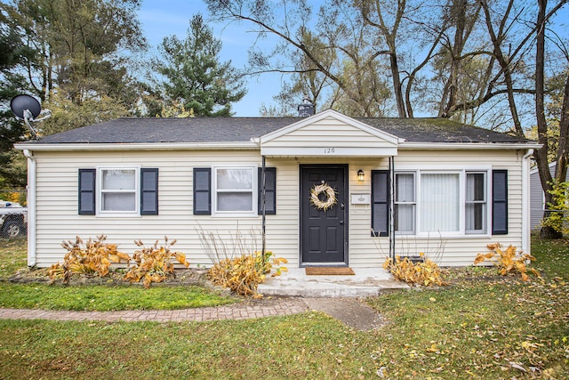 view of front of house with a front lawn