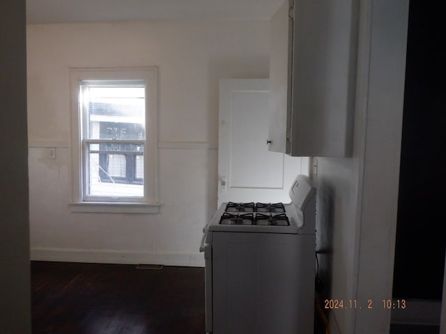 kitchen with dark wood-type flooring and white gas range