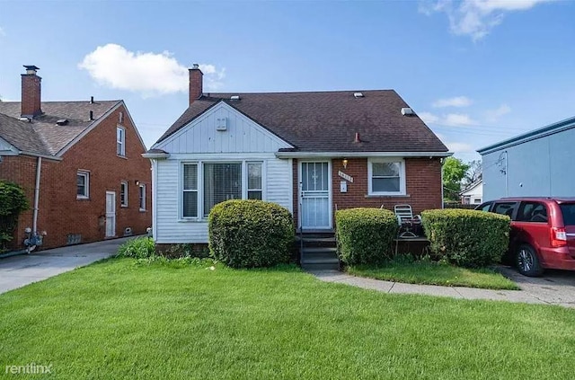 bungalow-style house featuring a front yard