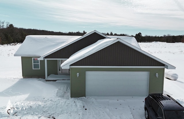 view of front facade featuring a garage