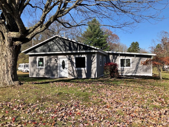 view of front of property featuring a front lawn