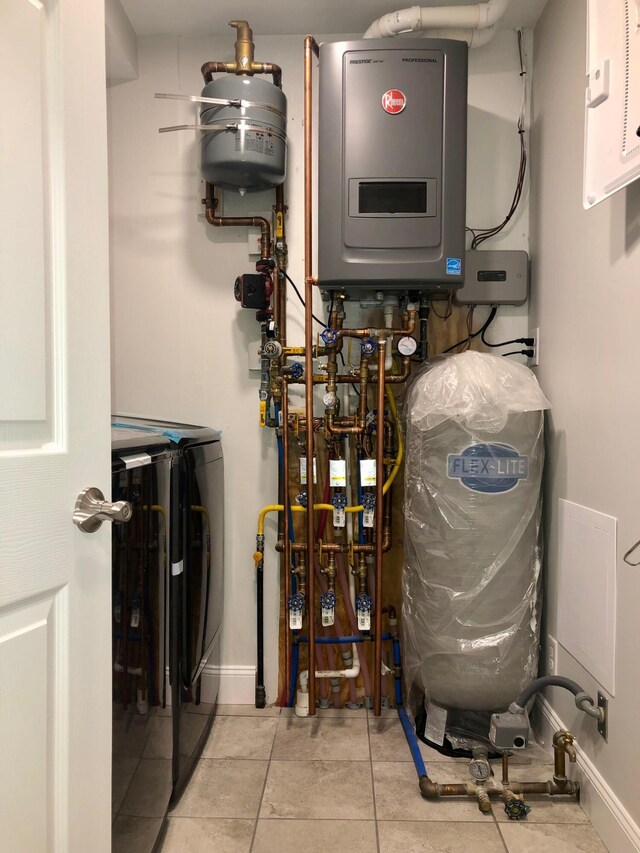 utility room with water heater and washing machine and clothes dryer