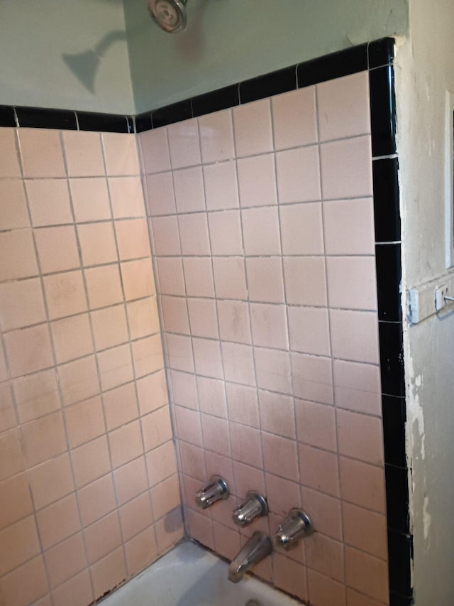 interior space with tiled shower / bath combo