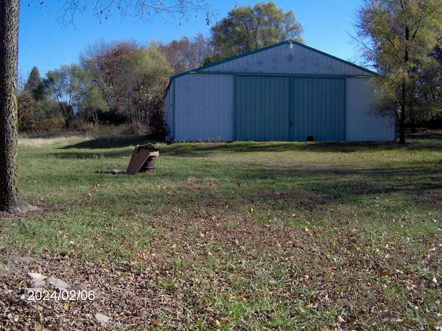 view of yard featuring an outbuilding