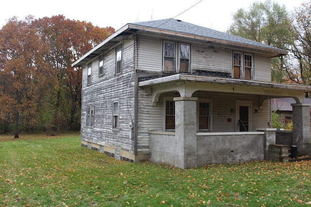 view of front facade featuring a front yard and a porch