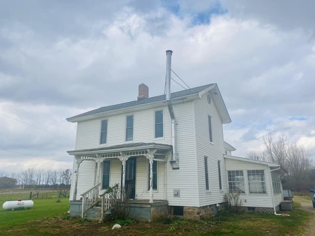 view of front facade featuring a front lawn and covered porch