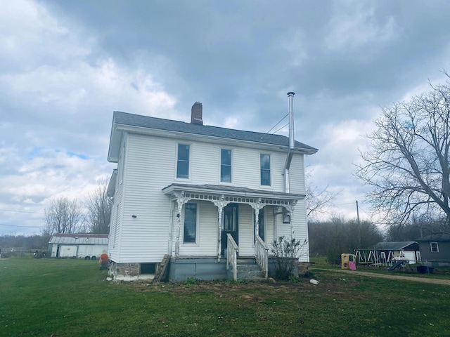 view of front of home featuring a front lawn