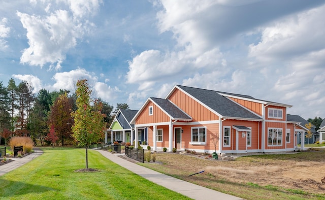 view of front facade featuring a front yard