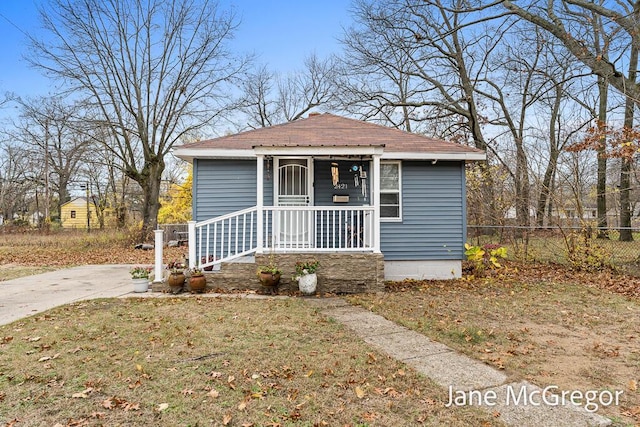 bungalow-style home featuring a front lawn