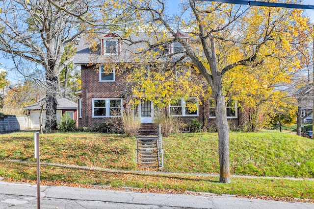 view of front facade featuring a front lawn