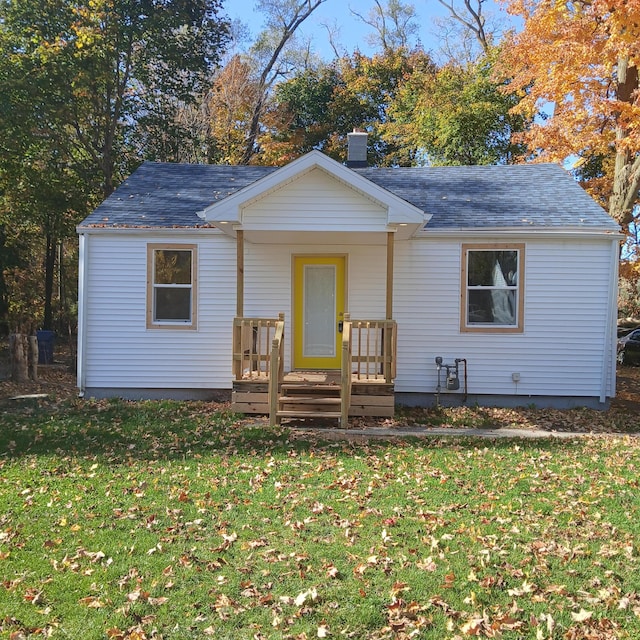 single story home featuring a front yard