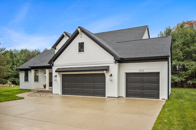 view of front facade featuring a garage and a front yard