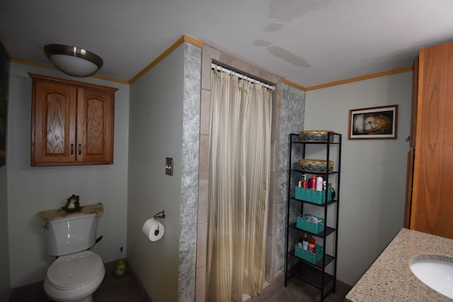 bathroom featuring a shower with curtain, toilet, ornamental molding, and sink