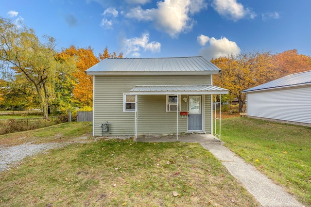 view of front of home featuring a front lawn