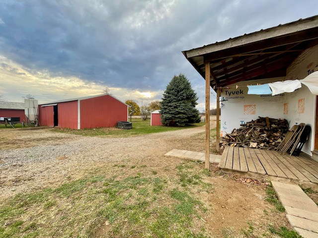 view of yard with an outdoor structure