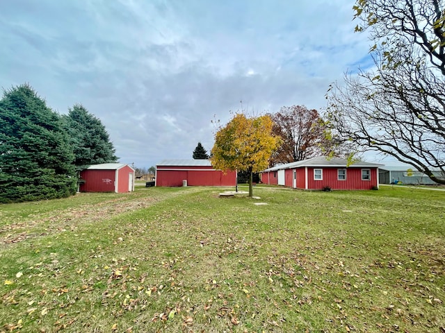 view of yard featuring an outbuilding