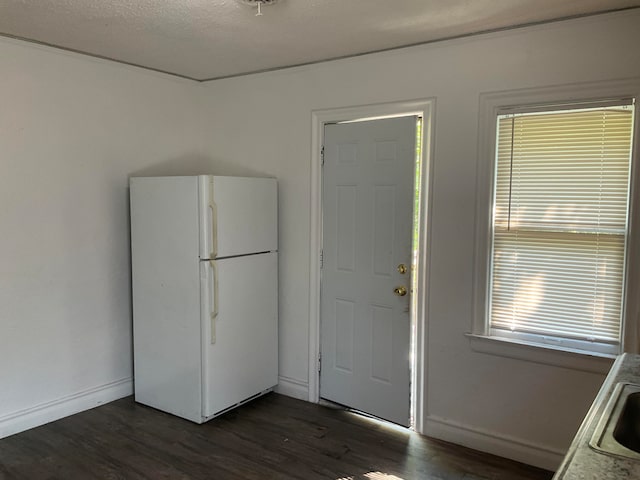 13388 Wilshire Dr, Detroit, MI 48213 - interior space with dark wood-type flooring, a textured ceiling, and sink
