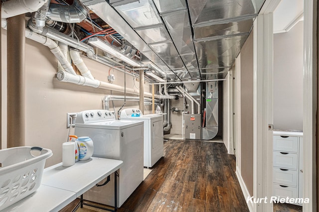 laundry room featuring dark wood-type flooring, heating unit, and independent washer and dryer