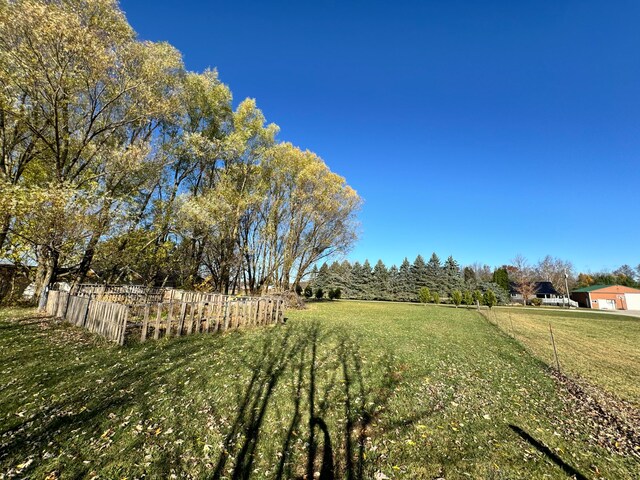 view of yard featuring a rural view