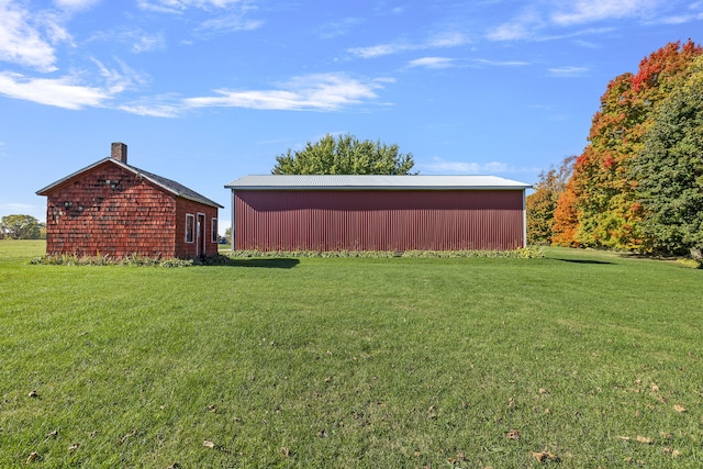 view of yard featuring an outbuilding