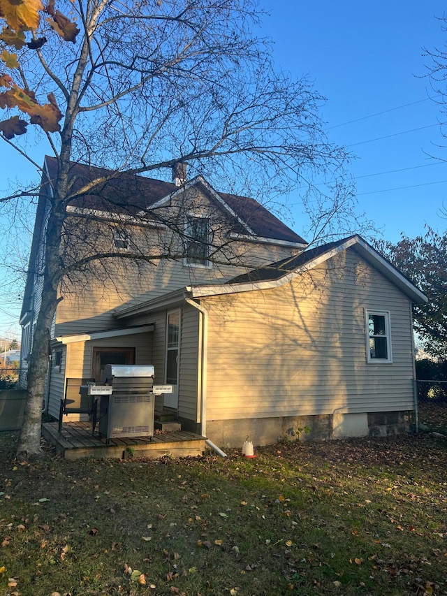 view of side of property featuring a lawn