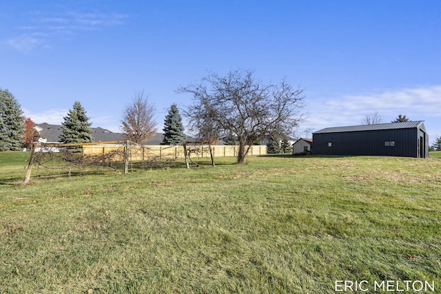 view of yard featuring a rural view