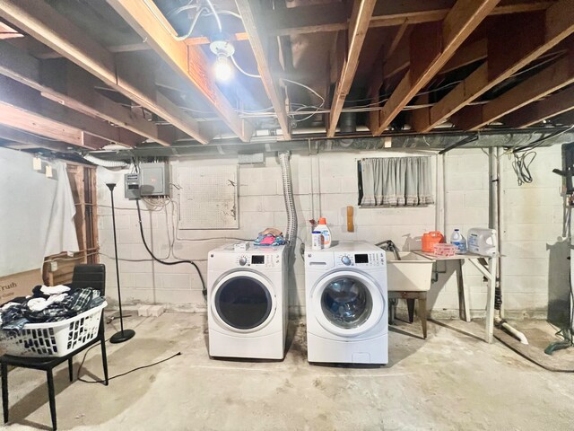 laundry room with sink and independent washer and dryer