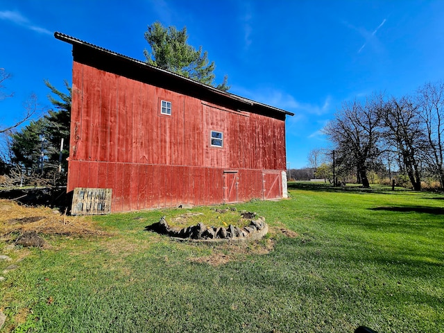 view of side of property featuring a yard