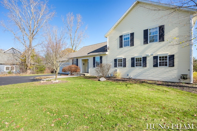 view of front of property with a front lawn