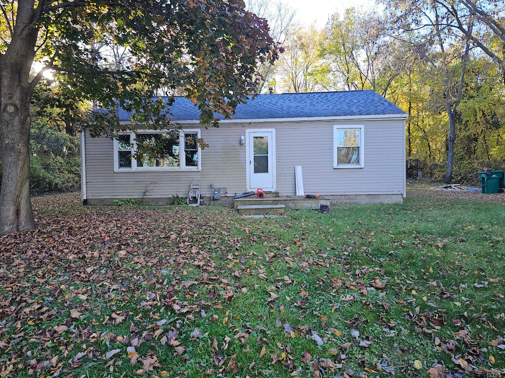 view of front facade featuring a front yard