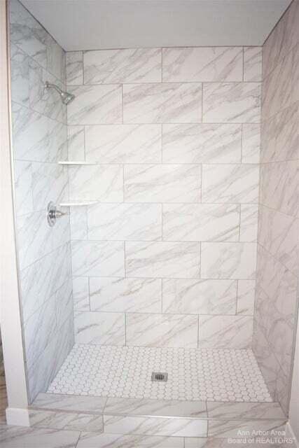 bathroom featuring a tile shower