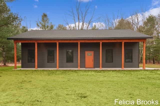 view of front of house featuring a front lawn