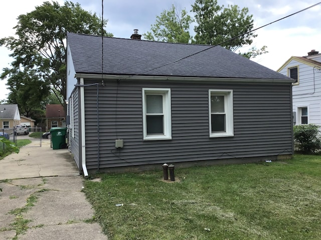 view of side of property featuring a lawn