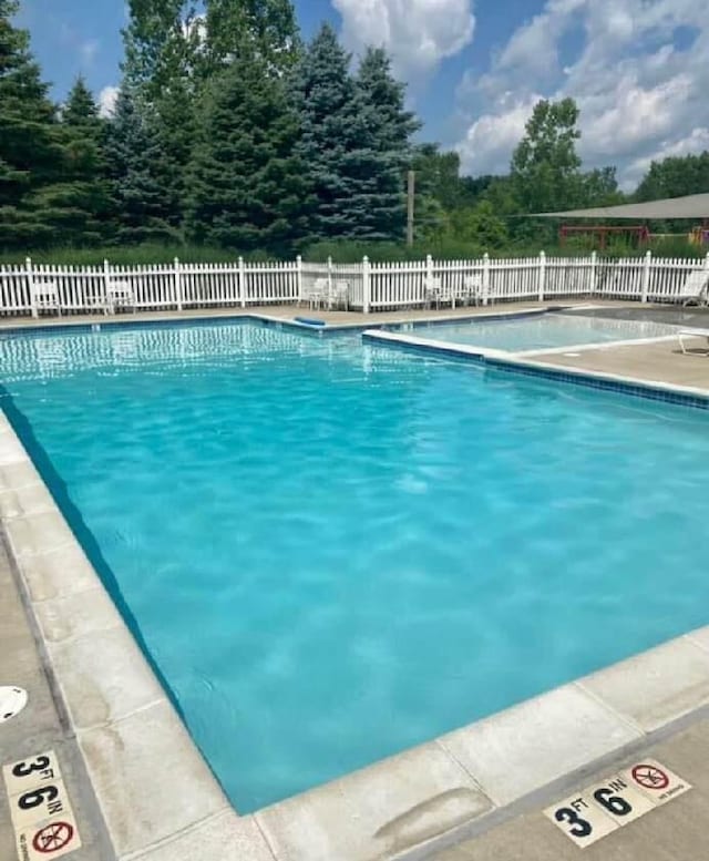 view of swimming pool