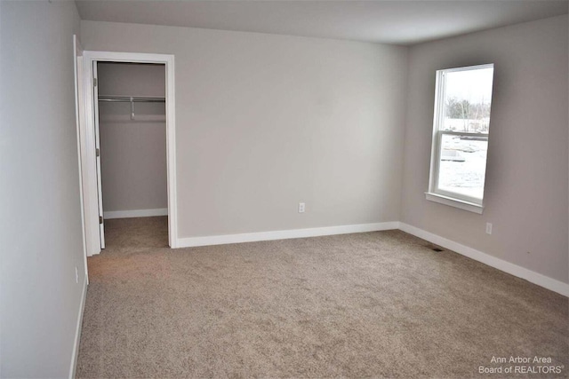 unfurnished bedroom with carpet flooring and a closet