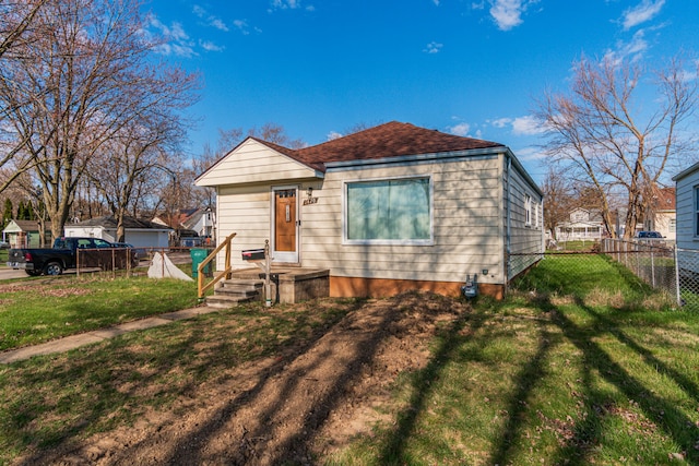 view of front of home featuring a front yard