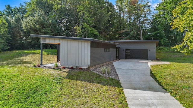 view of front of property with an outbuilding, a garage, and a front yard