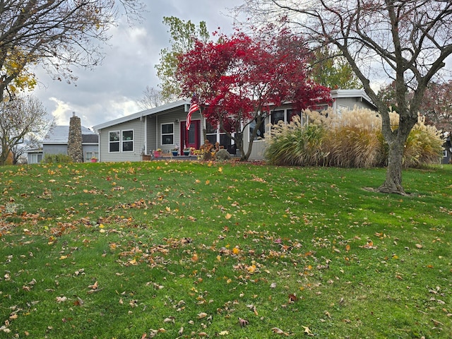 view of front facade with a front lawn