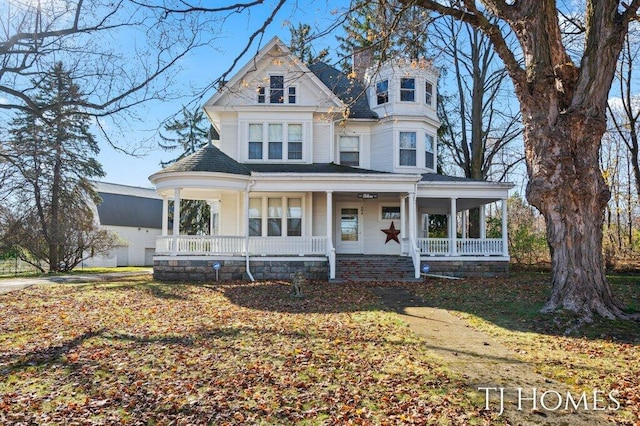 victorian house featuring a front lawn and covered porch